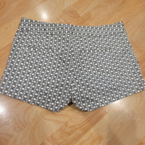 Express Geometric Black And White Shorts Size 2 - Picture 6 of 10